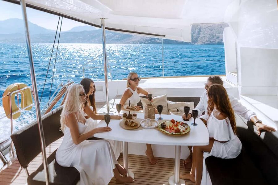 Agios Nikolaos: Spinalonga AM Catamaran Cruise with Lunch - Sailing across Mirabello Bay
