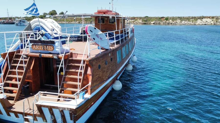 Argostoli: Full-Day Boat Cruise with Lunch - Leaving Argostoli with a view of Kefalonia