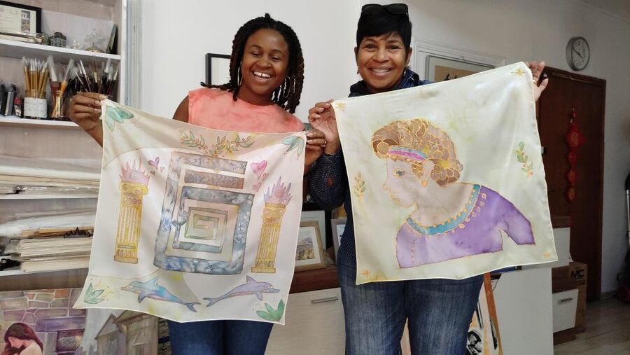 Athens: Create your own Greek Silk Scarf Souvenirs - Your first steps with silk painting
