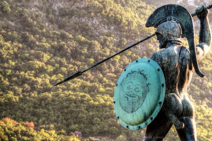 Athens: Delphi, Corycian Cave, and 300 Battlefield Day Trip - Arachova, a polished mountain stop