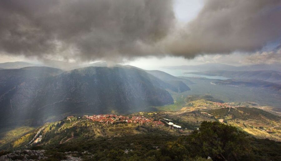 Athens: Delphi, Corycian Cave, and 300 Battlefield Day Trip - The minivan, timing, and comfort