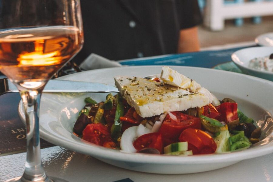 Athens: Evening Guided Walking Tour with Plaka & Dinner - Key points at a glance