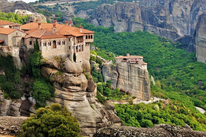 Athens to Meteora DayTrip by Train in Spanish language - Local Agency - Kastraki, the Village Under the Cliffs
