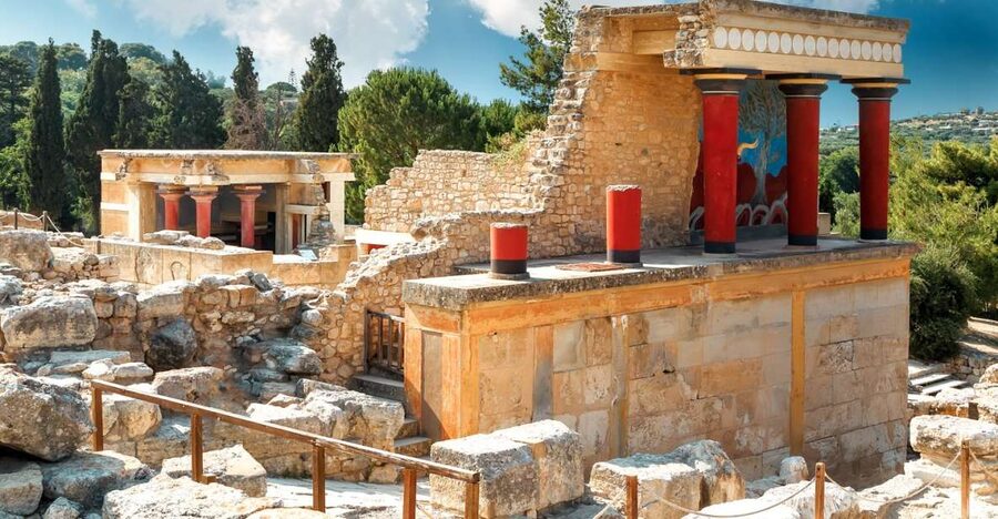 Chania/Rethymno: Knossos Palace & Heraklion City Tour - Entering the Palace of Knossos