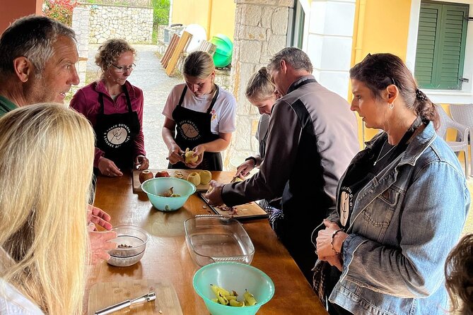 Cooking Classes and olive oil tasting.The real taste of Greece! - Lunch with the host family