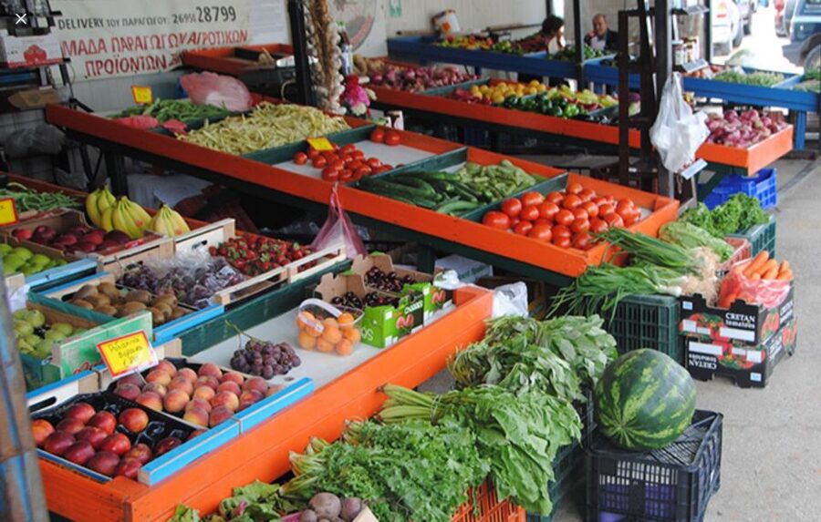 Corfu Town: Guided Walking Tour and Local Food Tastings - The seated meal: pastitsada and sofrito