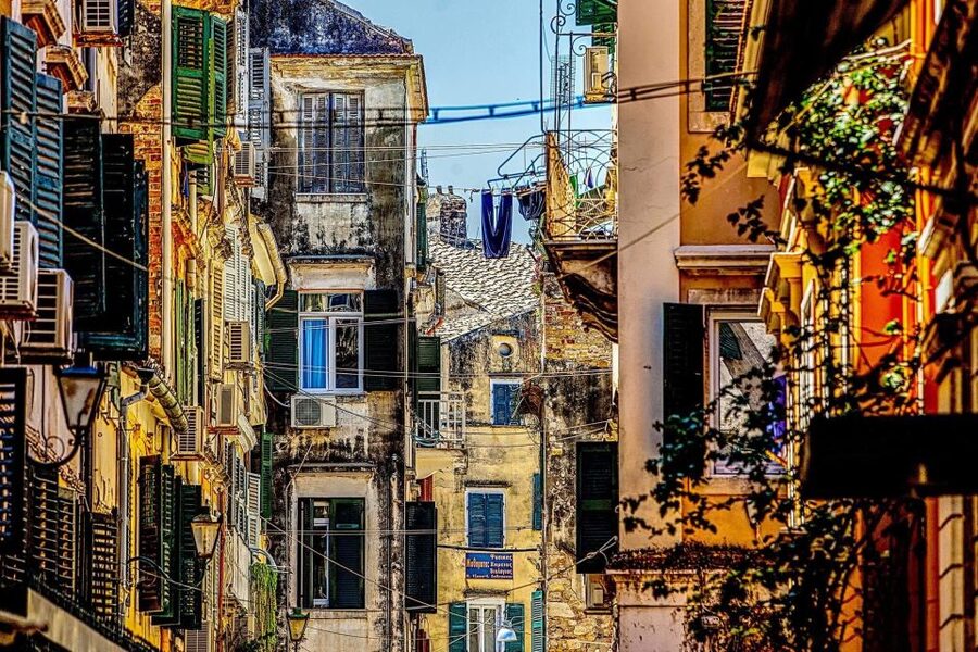 Corfu Town: Guided Walking Tour and Local Food Tastings - What the guides add to the day