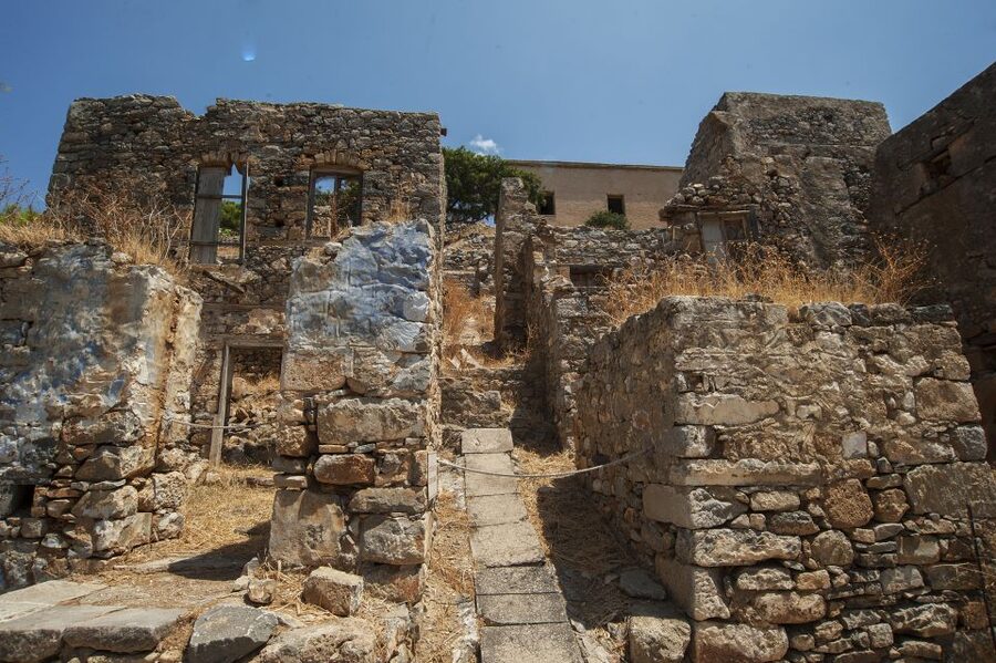 Crete: Agios Nikolaos, Plaka and Spinalonga Island Tour - What the guide and bus service add