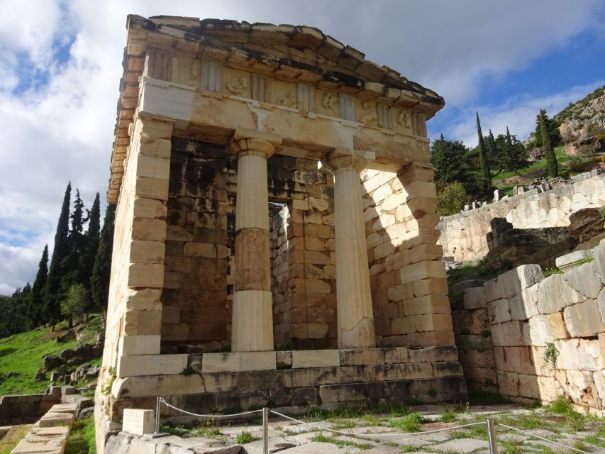 Delphi and Meteora: 2-Day Bus Tour from Athens - Delphi and the Temple of Apollo