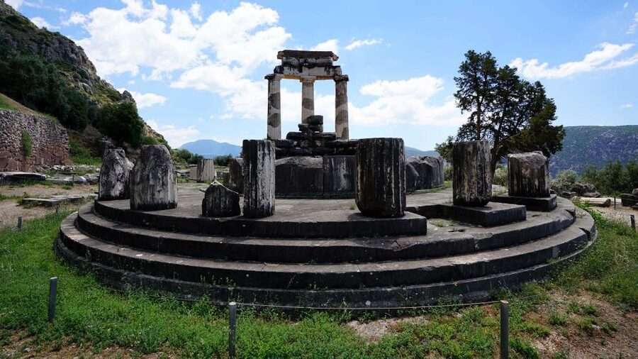 Delphi: Audiovisual self-guided tour with 3D models - Meeting the Charioteer and the Sphinx of Naxos