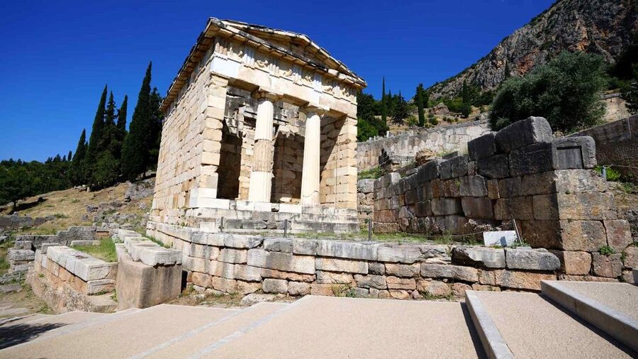 Delphi: Audiovisual self-guided tour with 3D models - How the 3D models and panoramic views help