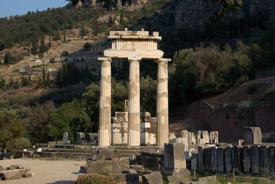 Delphi: Spanish guided one day tour - The Road to Delphi and Mount Parnassos