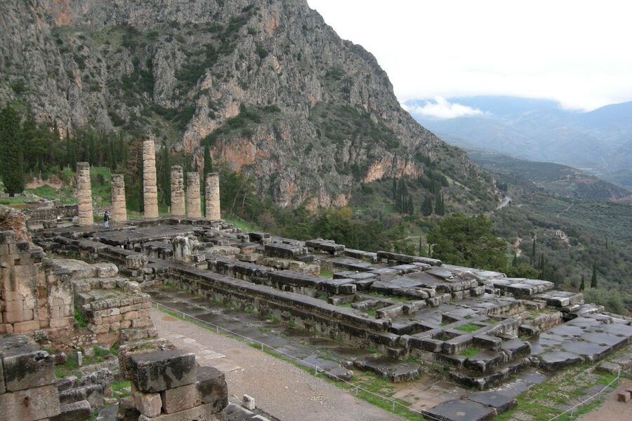 Delphi: Spanish guided one day tour - The 8:10 a.m. Athens Meeting Point