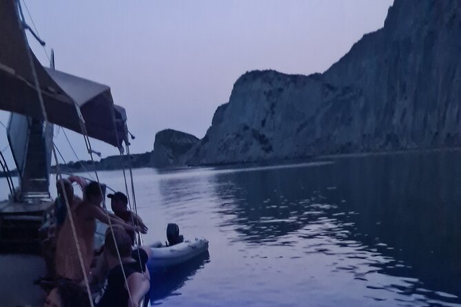 Dreamy Cruise sunset tour with dinner and unlimited wine! - Boat comfort and group size