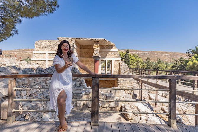 E-Ticket & Audio Tour for Knossos Palace: Unlock Minoan Majesty - How the audio app works on site