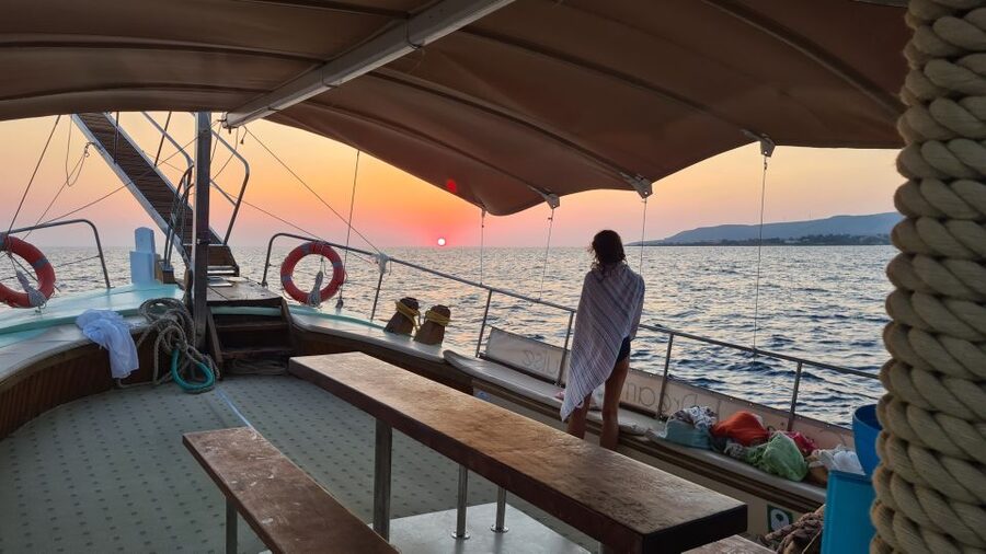 From Argostoli: Vardiani Island Sunset Cruise & Greek Meze - The sunset from open water