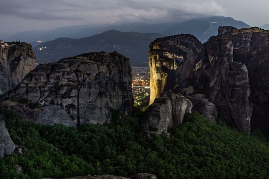 From Athens: Delphi and Meteora 2-Day Tour with Hotel - Why this route works in only two days
