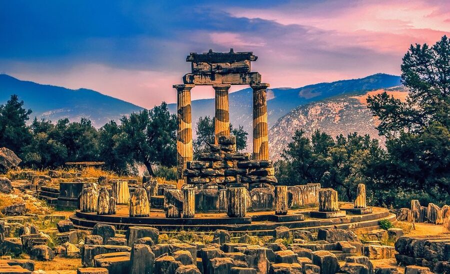 From Athens: Delphi and Meteora 2-Day Tour with Hotel - Meteora’s monasteries above the rocks