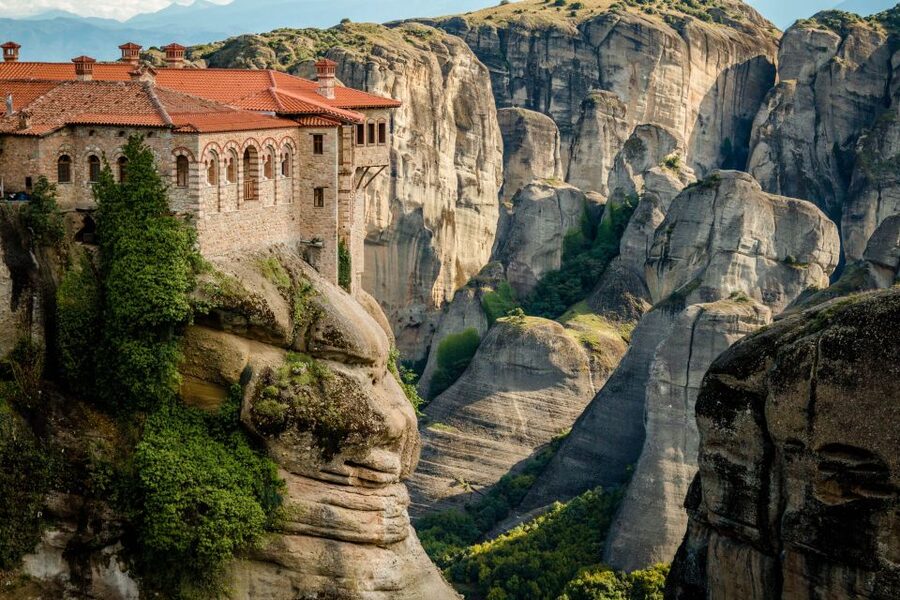 From Athens: Delphi and Meteora 2-Day Tour with Hotel - Thermopylae and the monument to Leonidas