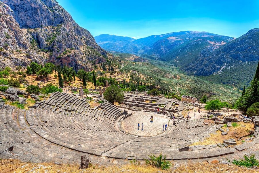 From Athens: Private Delphi and Thermopylae Guided Day Trip - Walking through Delphi’s sanctuary
