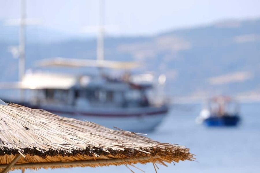 From Thessaloniki: Halkidiki Blue Lagoon Cruise with Lunch - A short walk around Ammouliani port