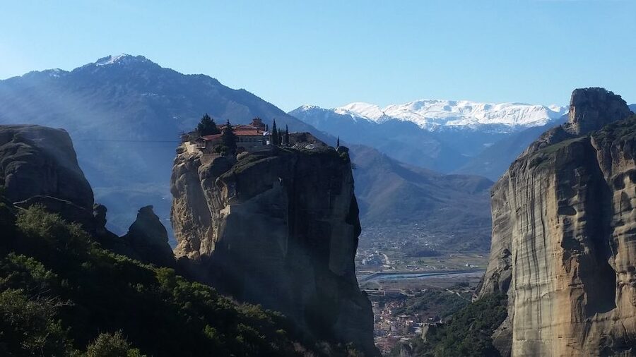 From Thessaloniki: Meteora Small Group Day Trip - Kastraki and the first views of the cliffs