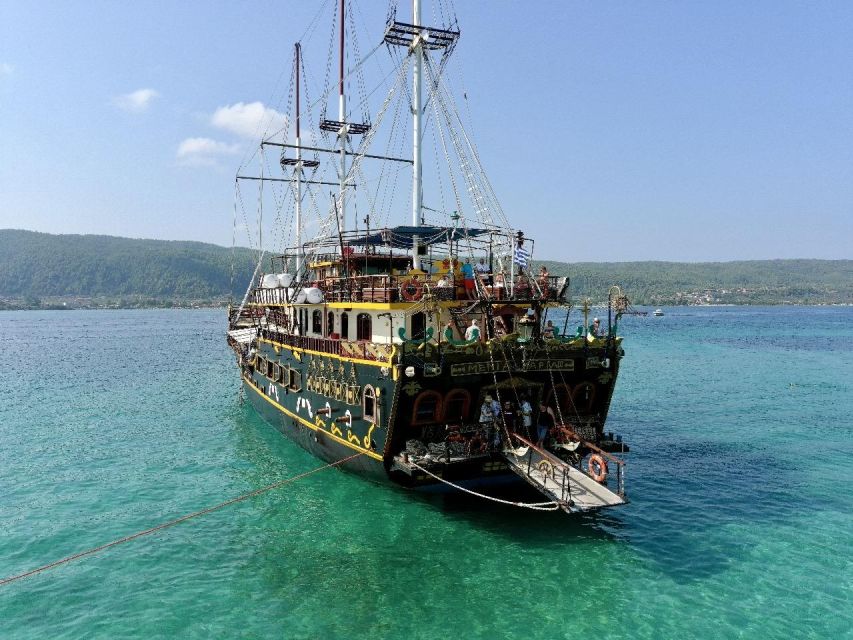 Halkidiki: Blue Lagoon Cruise on a Pirate's Boat - Lunch, service, and the pirate atmosphere