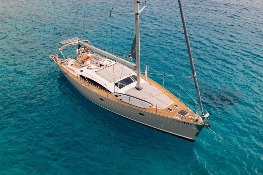 Heraklion: Dia Island Luxury Sailing Trip with Meal & Drinks - Sailing out from Heraklion’s Venetian Port