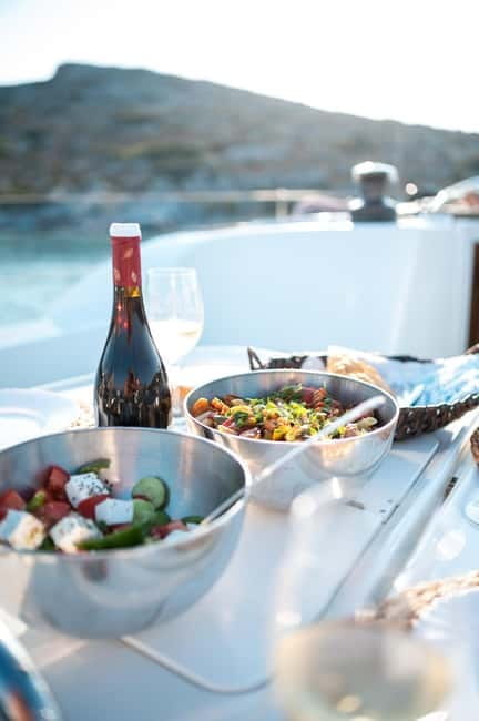 Heraklion: Dia Island Sunset Boat Tour with Dinner - Crew, language, and group atmosphere