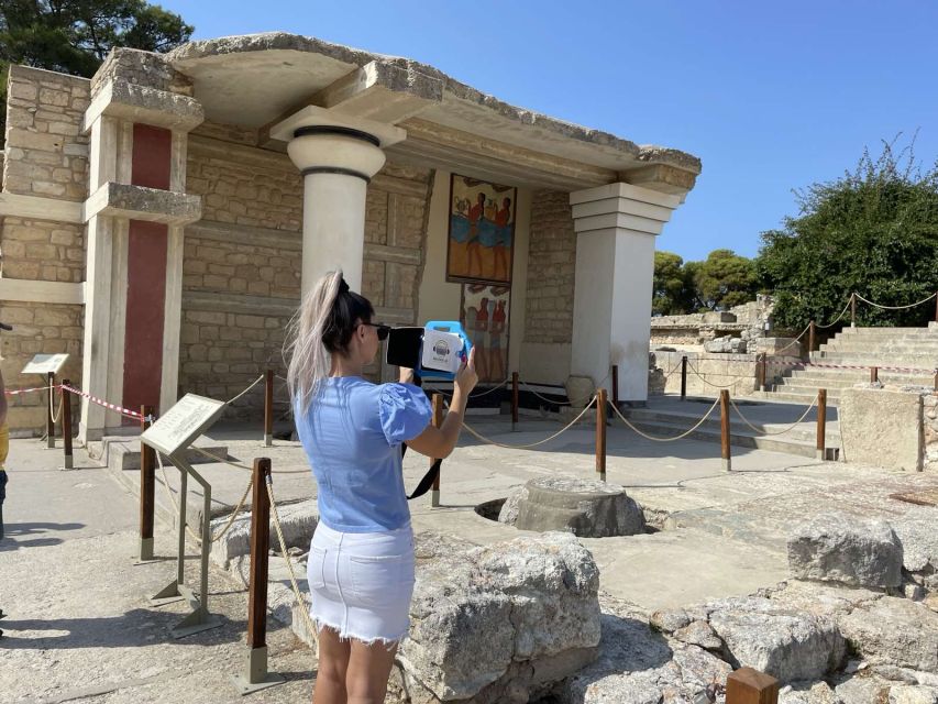 Heraklion: Palace of Knossos 3D Virtual Audio Tour by Tablet - Matching the ruins with the 3D palace