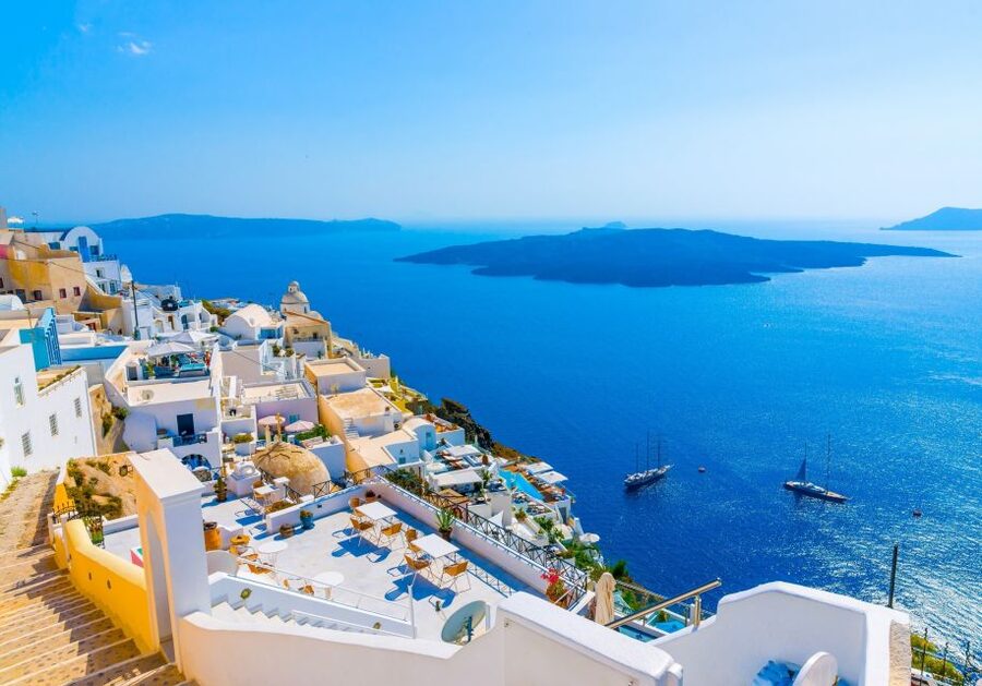 Heraklion: Santorini Day Trip with Boat Transfer & Oia Visit - Guides, languages, and the value of commentary