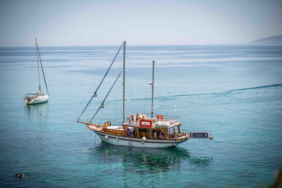 Hersonisos: Boat Cruise with Swim Stops and Lunch - Private trips and shared-boat expectations