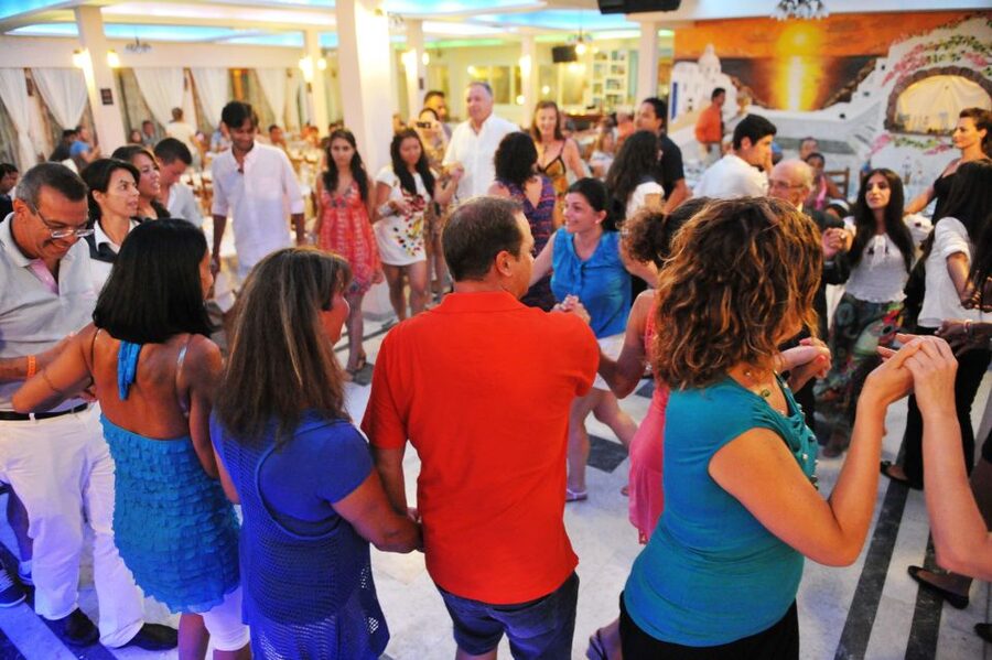 Kamari: Greek Show, Buffet Dinner, and Drinks at Dimitris - Joining the dancing without feeling awkward