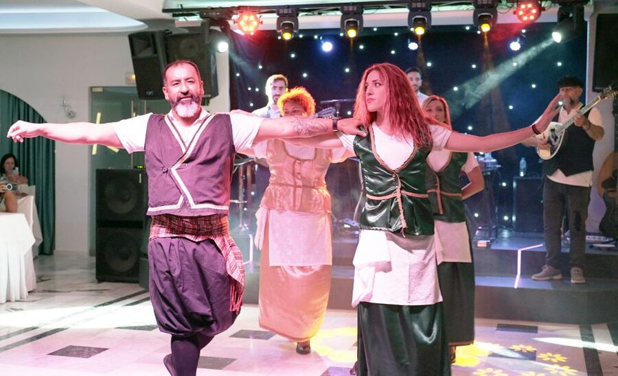 Kamari: Greek Show, Buffet Dinner, and Drinks at Dimitris - Who should book this Kamari Greek show?