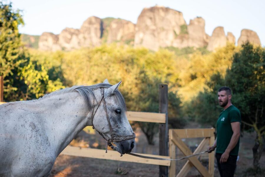 Kastraki: Meteora Sunset Horseback Riding - Getting there and preparing well