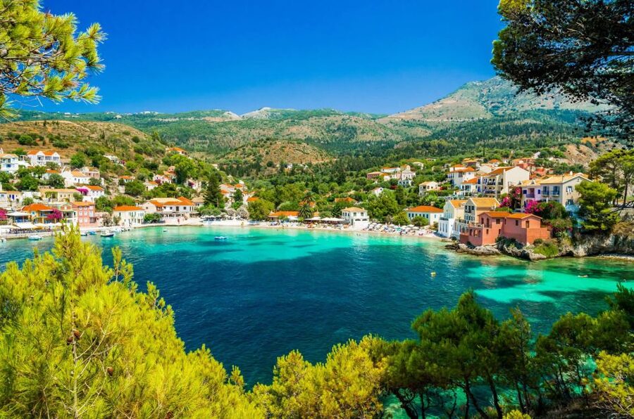Kefalonia: Island Highlights Bus and Boat Tour with Lunch - Lunch beside the harbor in Fiskardo