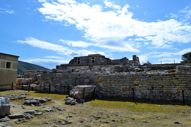 Knossos & Archaeological Museum Shared Guided Tour from Chania - What the small group changes