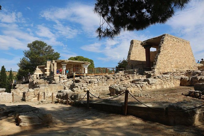 Knossos Palace Guided Walking Tour - Frescoes, domestic rooms, and Minoan daily life