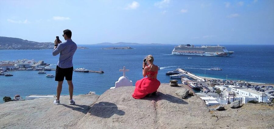 Mykonos: Highlights Tour with Panagia Tourliani Monastery - Guides, drivers, and the pace of the day