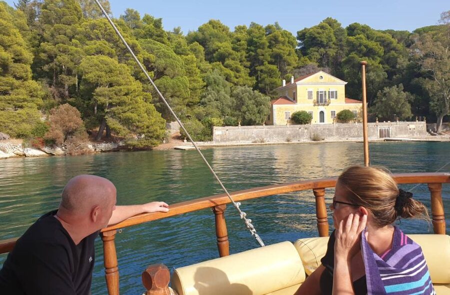 Nydri: Island-hopping Boat Cruise with Lunch and Drinks - Starting in Nidri and getting aboard
