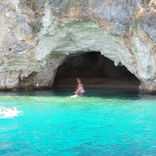 Nydri: Island-hopping Boat Cruise with Lunch and Drinks - Giovanni’s Cave and the first swim