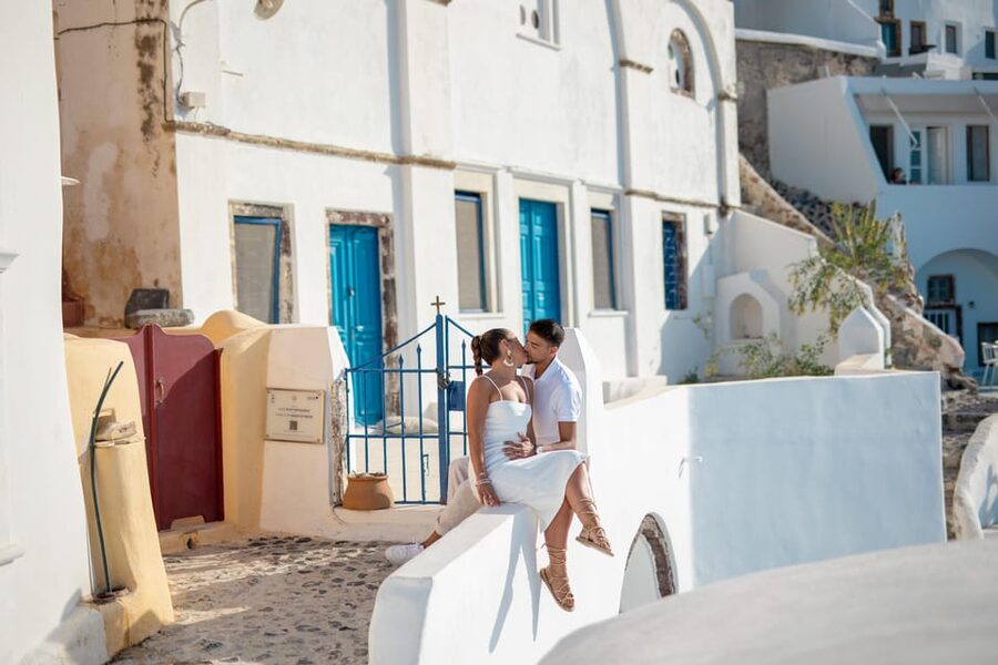 Oia: Couple photoshoot with 30 edited Photos - Why a professional Oia photoshoot makes sense