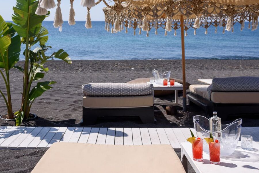 Perivolos Beach: Sun-Bed Experience FortyOne Bar Restaurant - Food, cocktails, and the cost of staying put