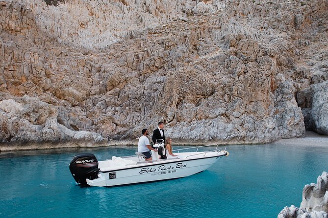 RENT A BOAT 5,5m-30hp LICENCE FREE MARATHI - The boat, shade, and space for six