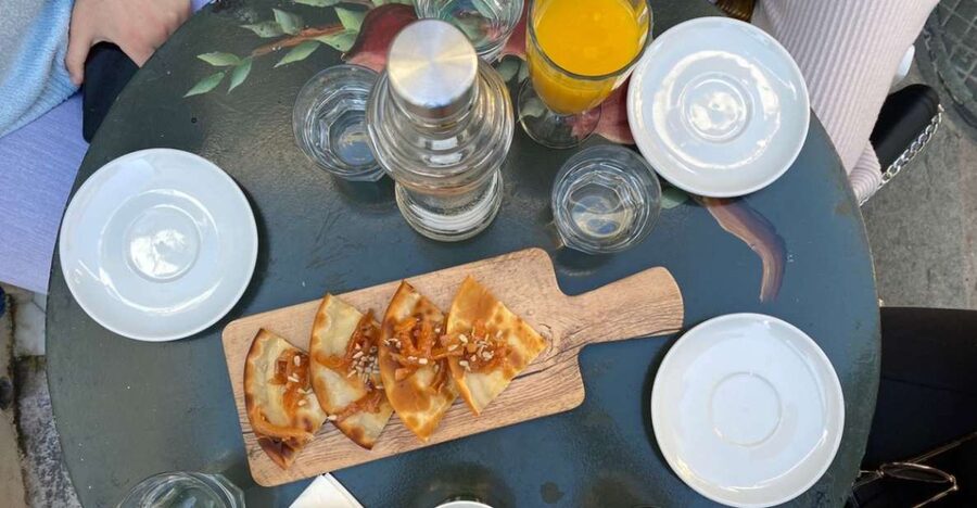 Rethymno: Old Town Walking Tour with Meal - Inside the 17th-century mansion of Yorgos Hatziparaschos