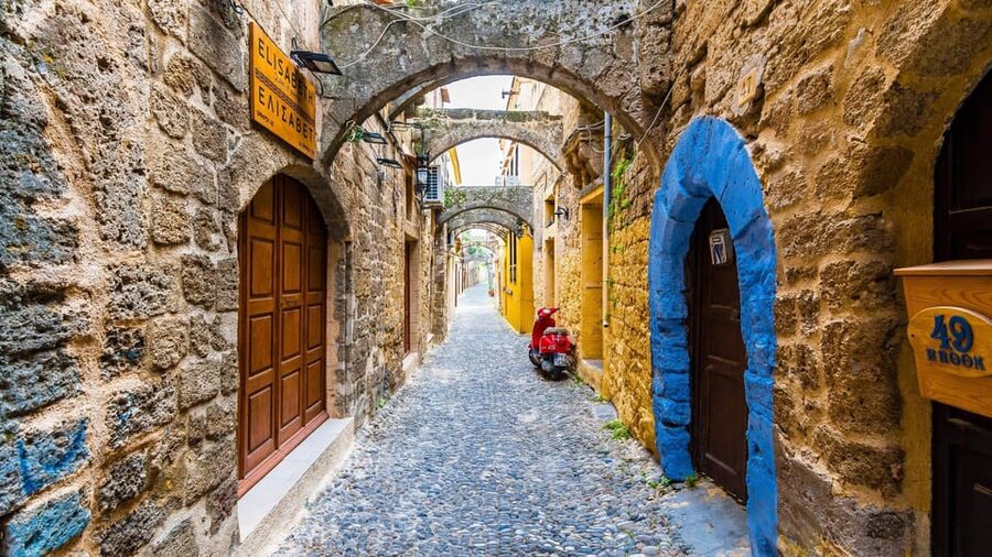 Rhodes: Free exploration of Rhodes City Transfer. - Choosing between ruins, markets, and lunch