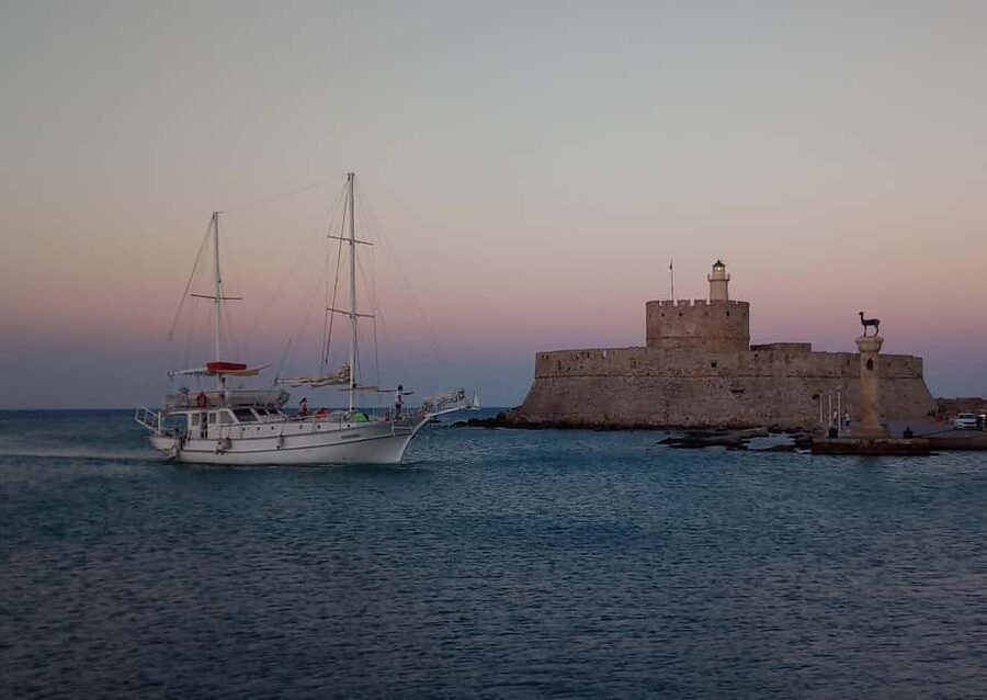 Rhodes: Sunset Cruise w/ Gourmet Buffet, Drinks & Live Music - Who should book this evening?
