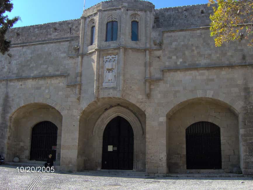 Rhodes Town: Private Walking Tour with a Licensed Guide - A private walk for families and mixed-age groups