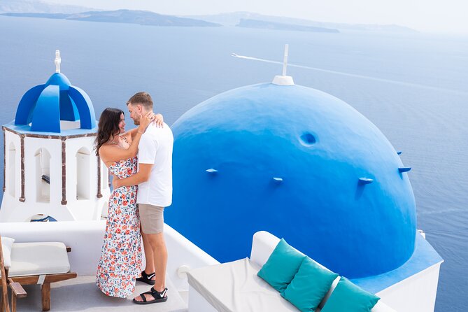 Santorini 2h Photoshoot with a photographer & transportation - Oia’s Main Street, one hour among the white lanes