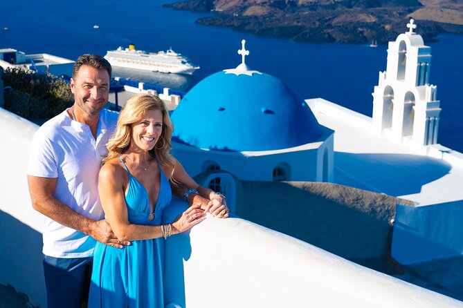 Santorini 2h Photoshoot with a photographer & transportation - Sixty edited photos, and what that means